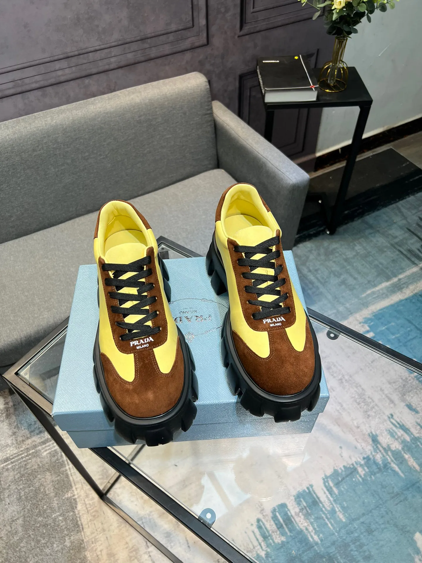 Men's shoes 💰540 Prada Latest 2025ss spring and summer catwalk series Thick-soled platform platform Casual sports shoes Couple style ☑️ Bold contrasting bright colors and fashionable combination Casual sports style design with exquisite details Classic personalized gear thick sole Increased comfort and unique modern trend style 🚩 Fabric: Cowhide ➕ Cloth Lining: Sheepskin Outsole: Original molded ultra-light foam material Sole thickness: 4.5CM Size: 35-45 (Female 40, Male 45, customized, non-returnable)